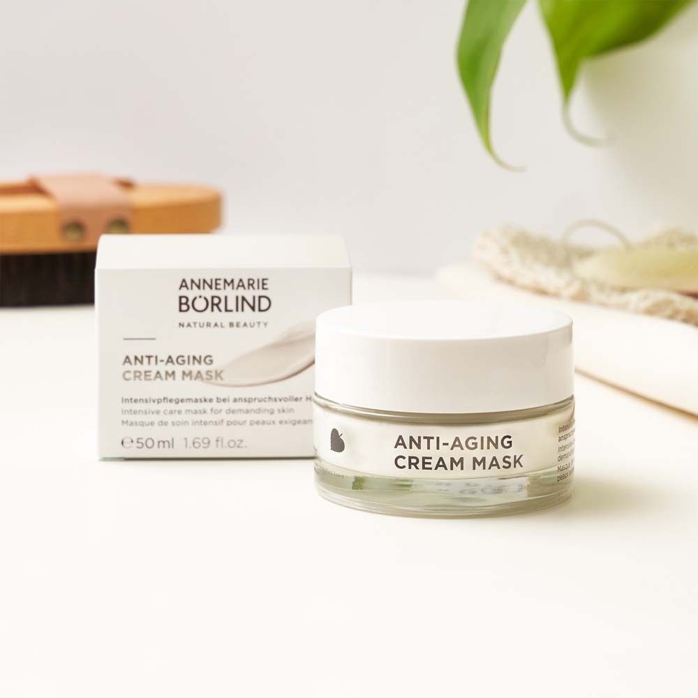 Masque crème et emballage. Inscription : ANTI-AGING CREAM MASK. Marque : ANNEMARIE BÖRLIND. Texte en allemand, anglais et français.