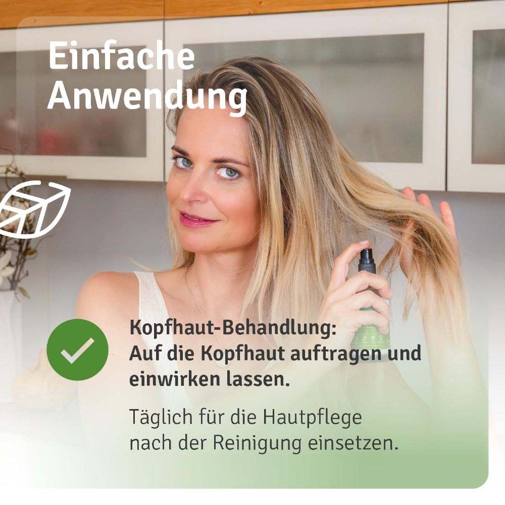 Femme vaporisant le produit sur ses cheveux. Texte: Application: Appliquer sur le cuir chevelu et laisser agir. Quotidiennement après le nettoyage.