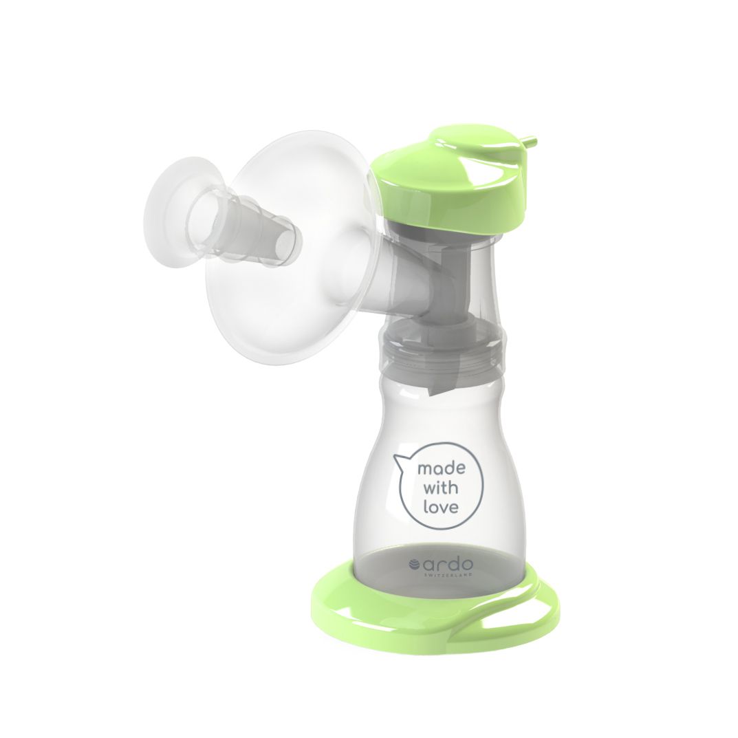Téterelle avec éléments verts. Plastique transparent, couvercle et base verts. Inscription "made with love" et logo.