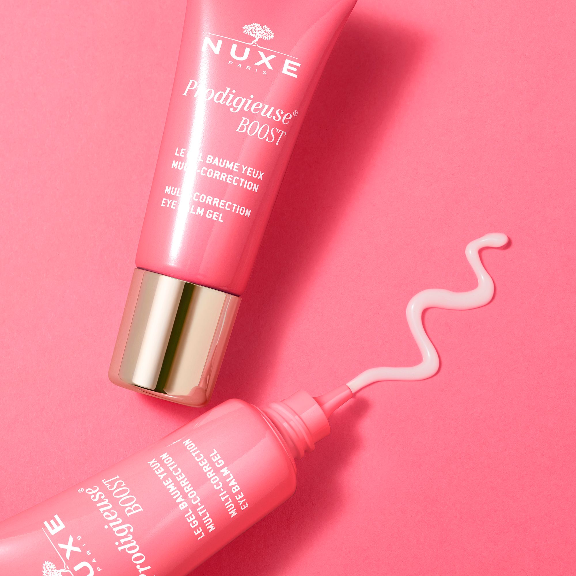 Deux tubes de baume pour les yeux sur fond rose. Inscription: NUXE, Prodigieuse Boost.