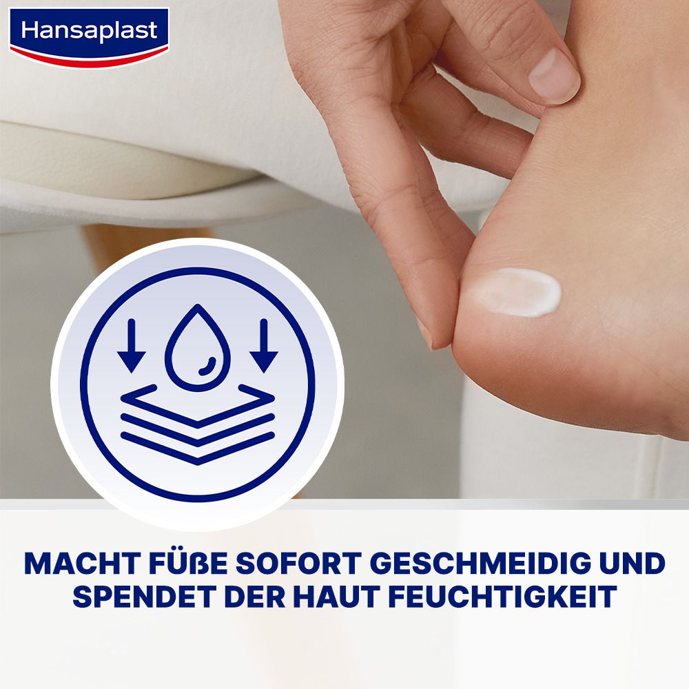Gros plan : application de crème sur le pied. Graphique montrant : rend les pieds souples et hydrate.