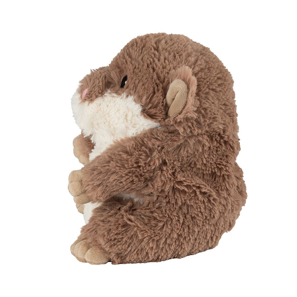 Peluche hamster marron, vue de côté. Ventre crème et nez rose. Oreilles et pattes marron clair. Yeux noirs.