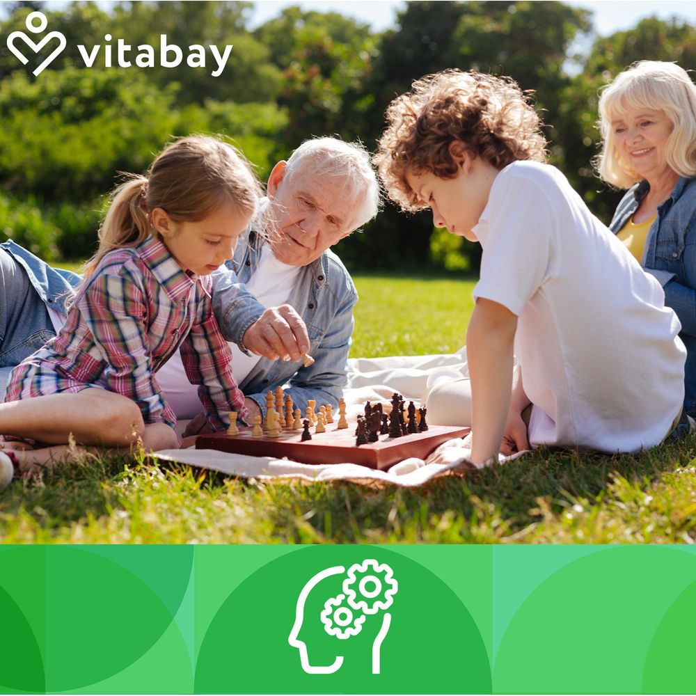 Famille jouant aux échecs dans un parc. Logo : Vitabay. Légende : Cerveau avec engrenages.