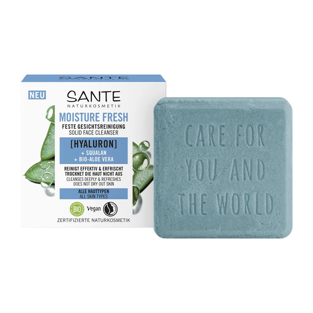 Pain nettoyant solide bleu carré à côté de l'emballage. Inscription : CARE FOR YOU AND THE WORLD.