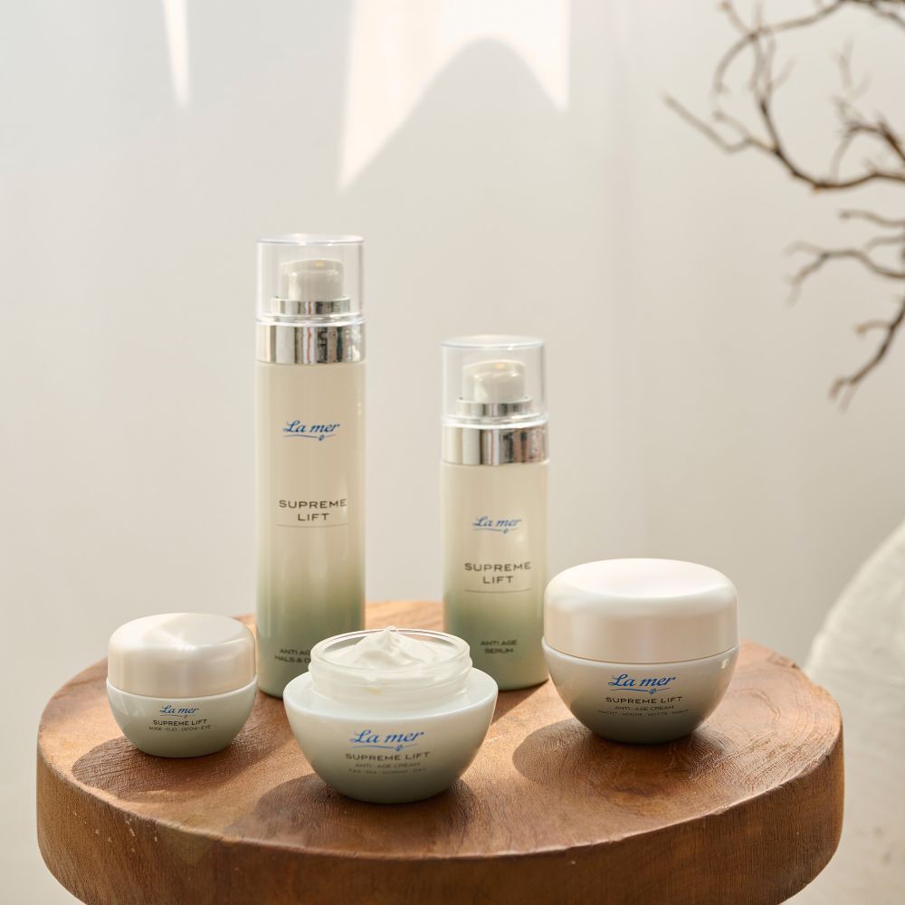 Divers produits La mer sur une surface en bois. Produits SUPREME LIFT et autres.