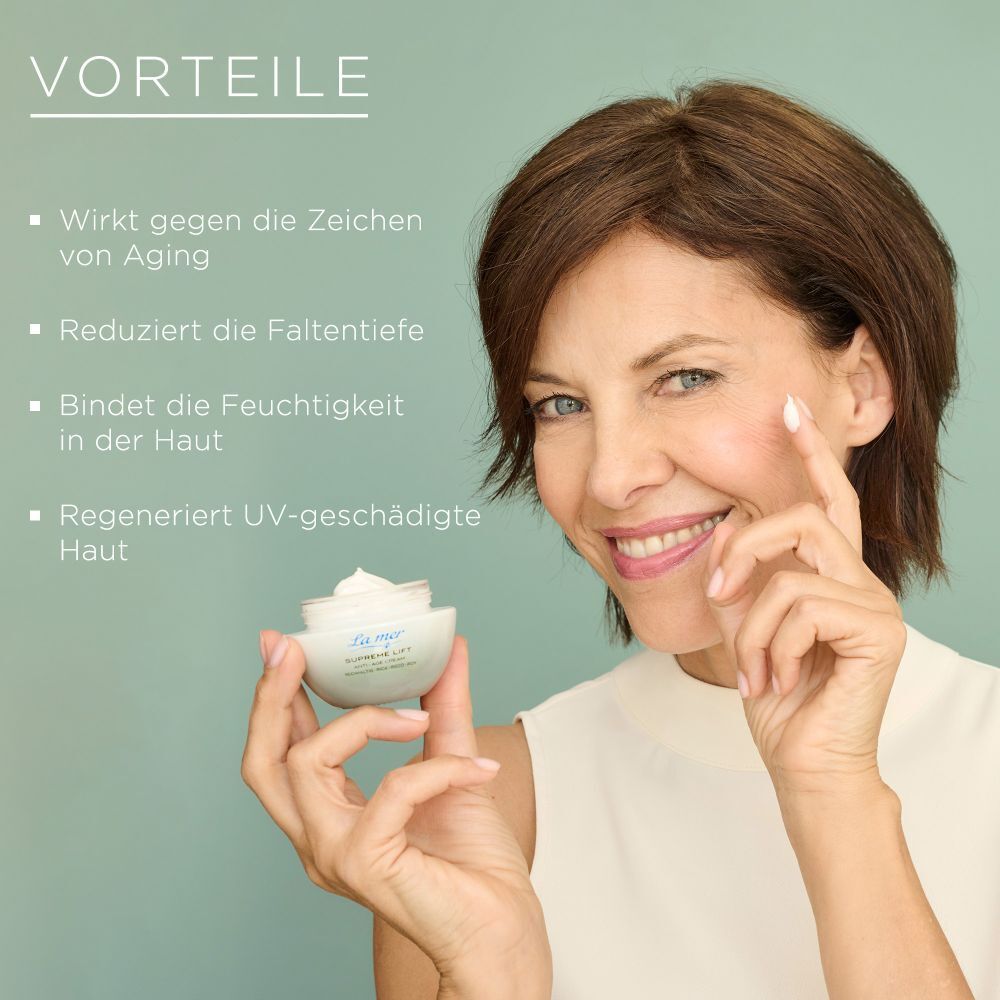 Femme tenant un pot de crème. Inscription : La mer Supreme Lift. Avantages : Agit contre le vieillissement, réduit les rides, hydrate.