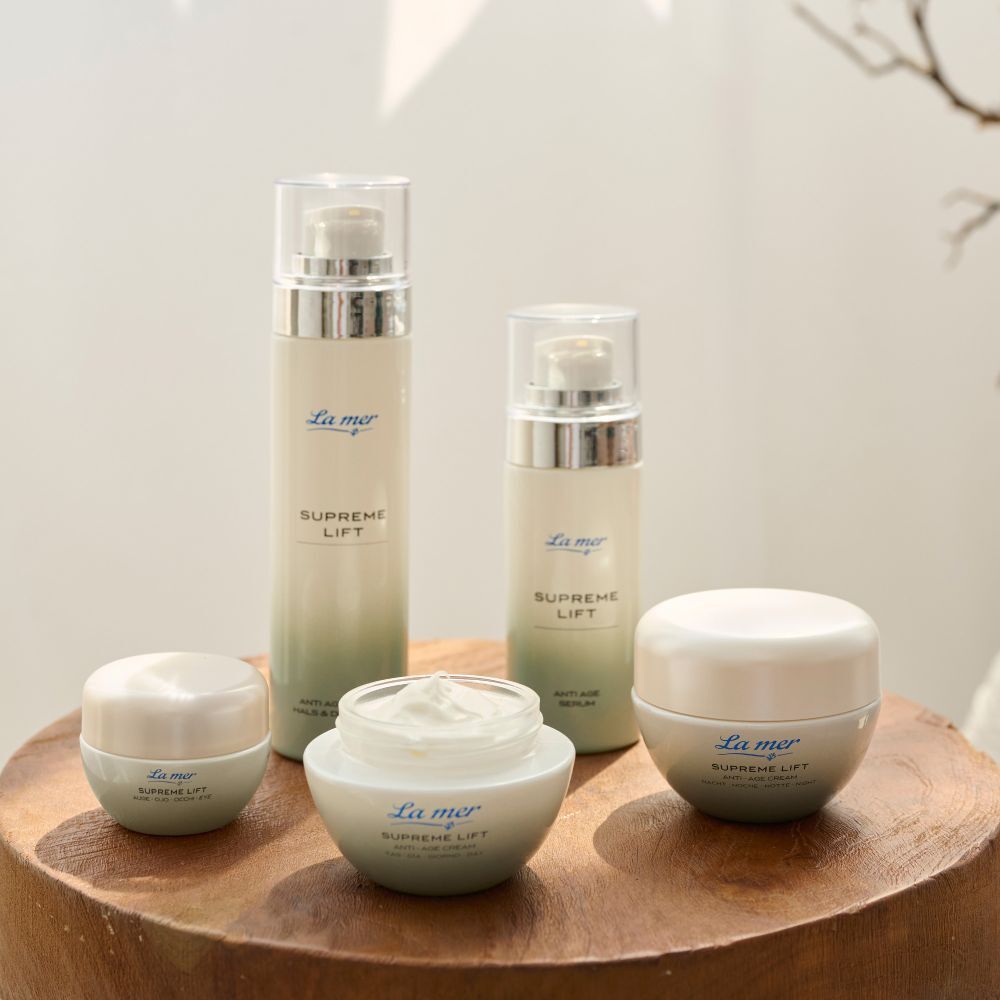 Divers produits La mer Supreme Lift sur bois. Crèmes, sérums, flacons. Inscription : Supreme Lift Anti-Age Cream.