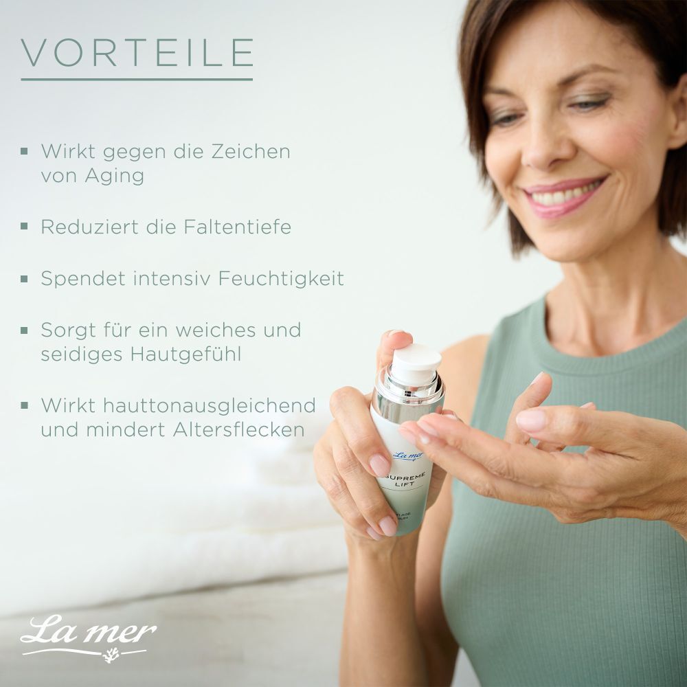Femme tenant un flacon de sérum La mer SUPREME LIFT. Texte : Avantages, agit contre les signes de l'âge, réduit les rides.