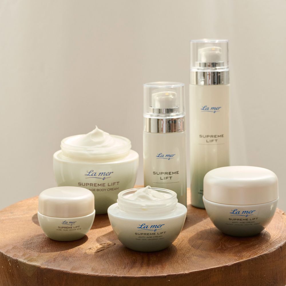 Différents produits de la gamme Supreme Lift. Pots, crèmes, flacons. Logo La mer.