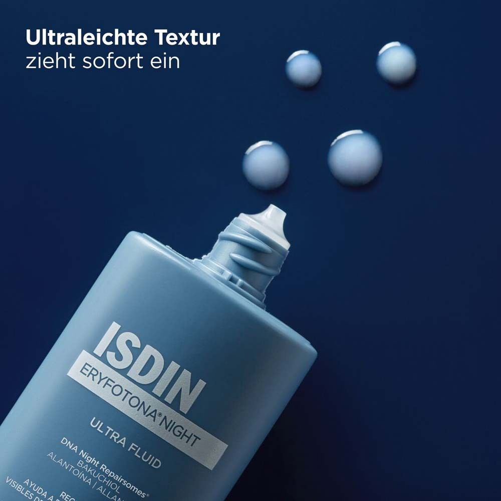 Gros plan sur le flacon ISDIN Eryfotona Night Ultra Fluid et gouttes. Gouttes de liquide bleu.