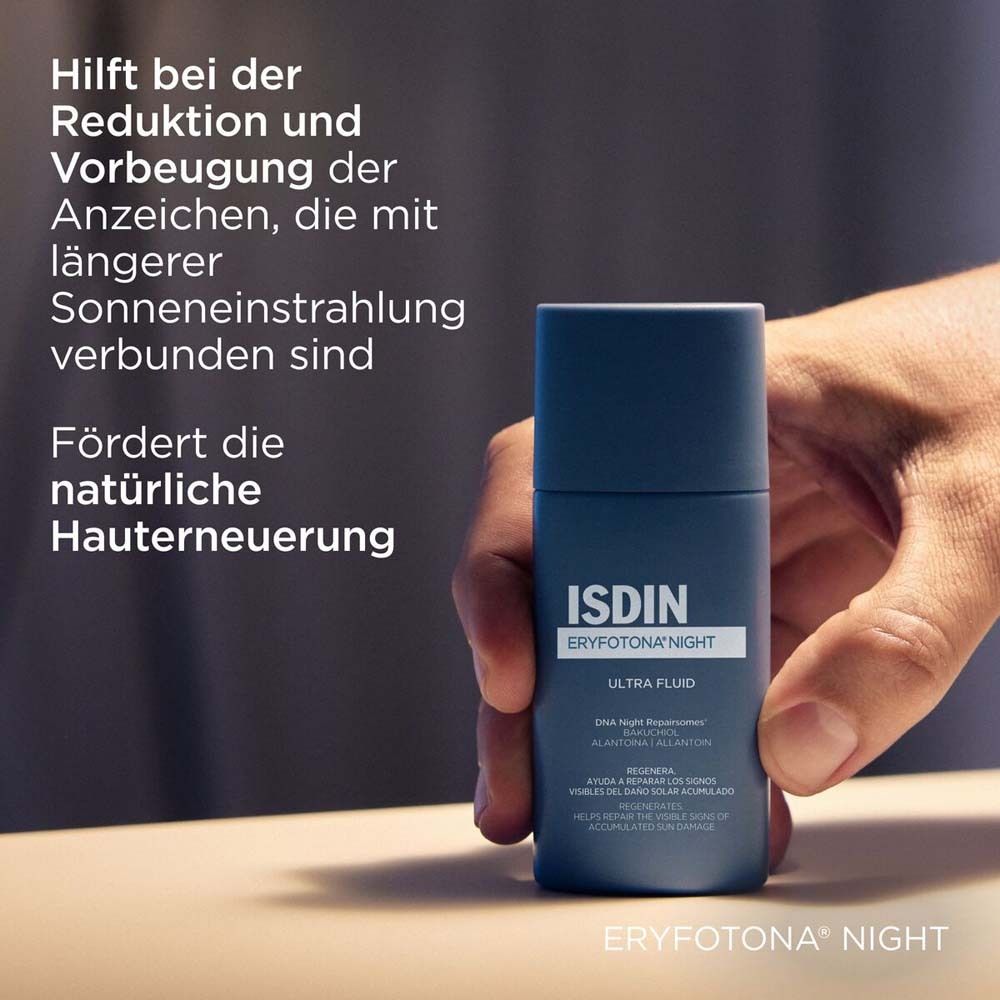 Personne tenant un flacon ISDIN Eryfotona Night Ultra Fluid. Texte sur la réduction des signes d'exposition solaire.