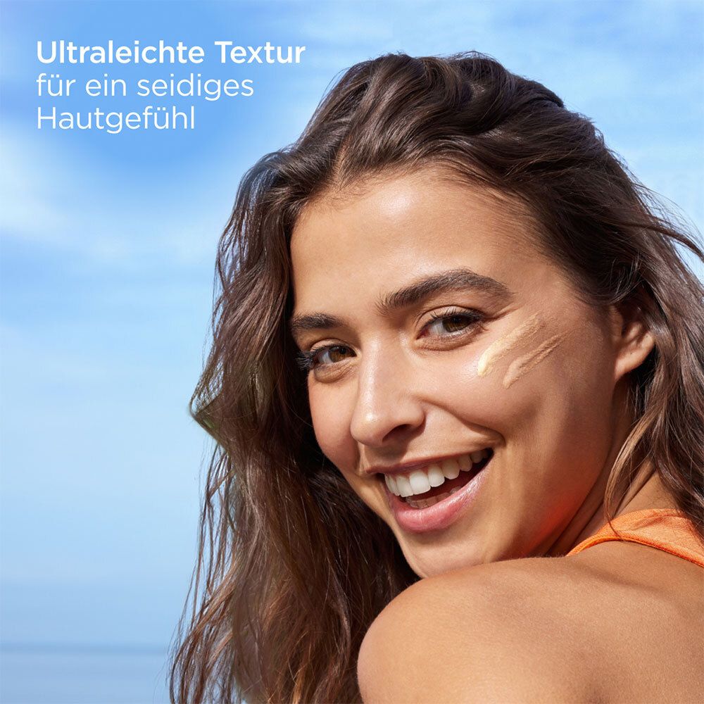 Femme avec crème appliquée sur la peau. Texte : Texture ultra-légère pour une sensation soyeuse.