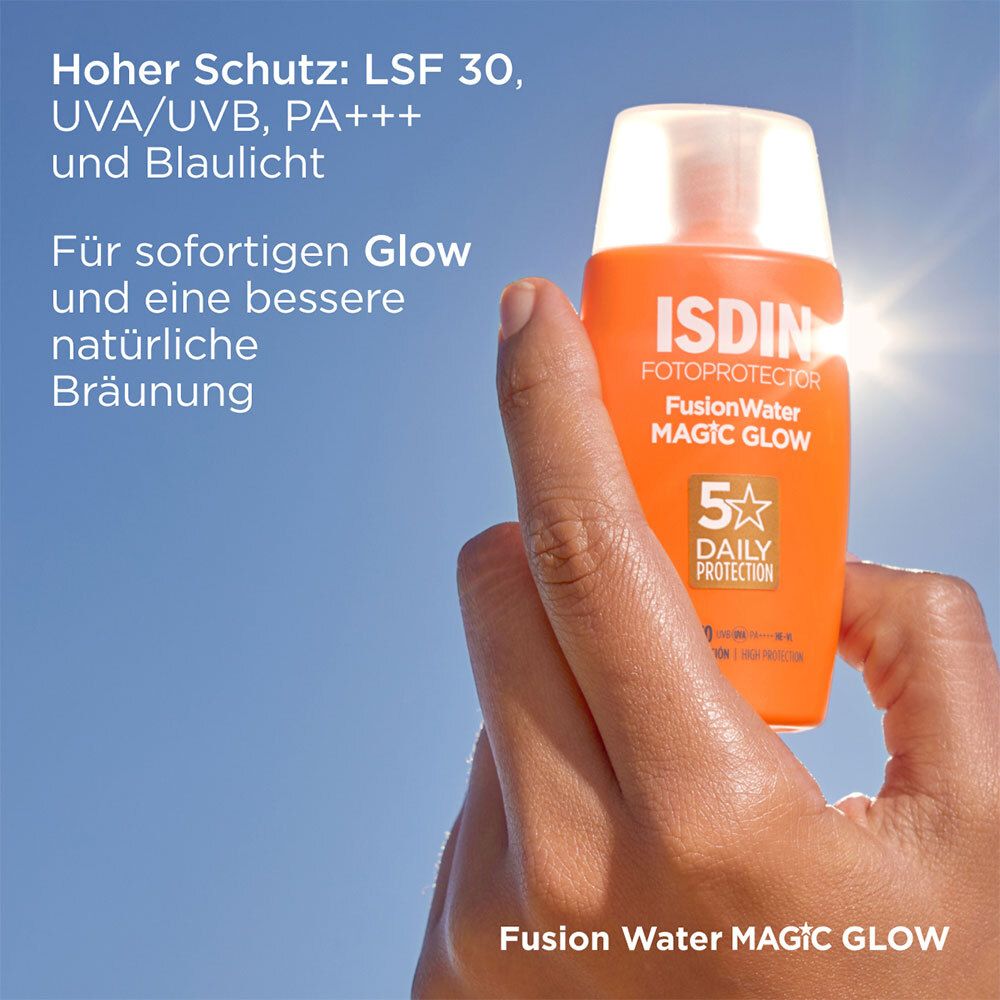 Main tenant un flacon orange. ISDIN Fotoprotector Fusion Water Magic Glow LSF 30. Texte : Haute protection.