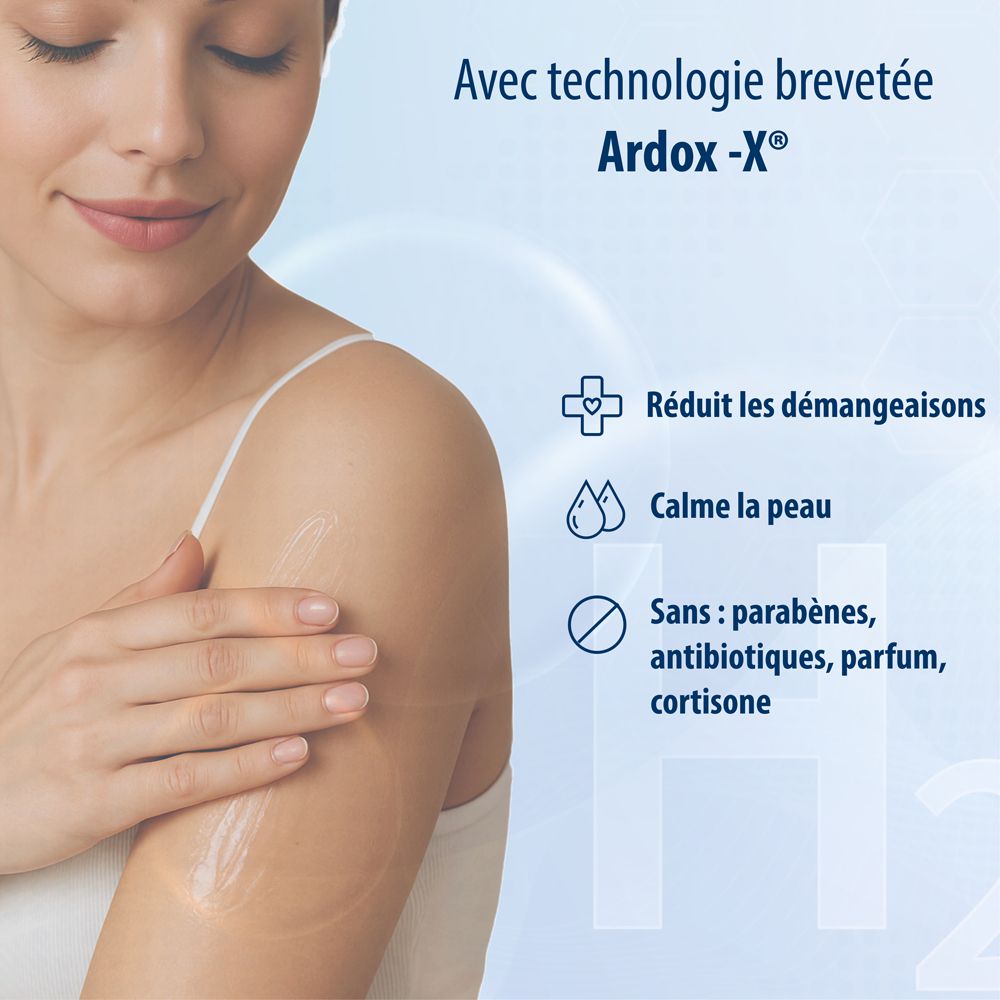 Femme appliquant une lotion sur son bras. Réduit les démangeaisons, calme la peau. Sans parabènes, cortisone.