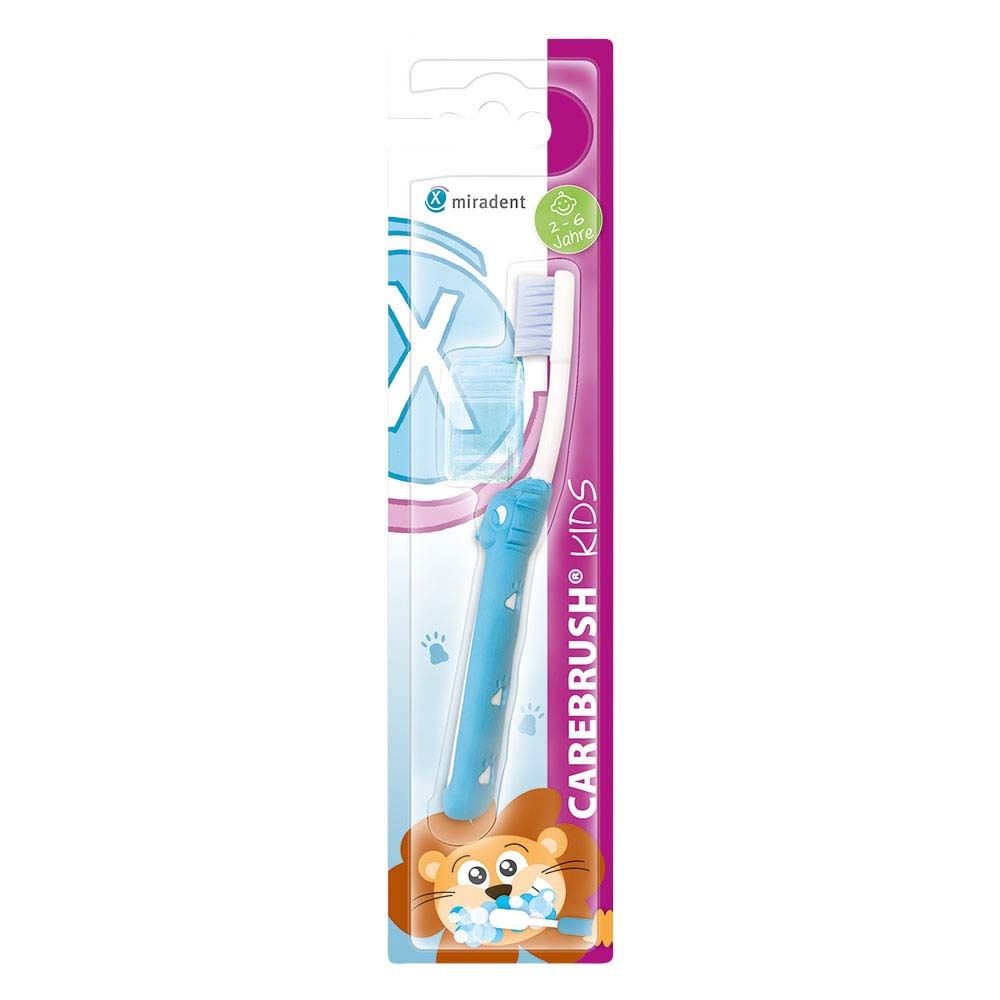 Brosse à dents enfant bleue et blanche dans son emballage. Inscription : CAREBRUSH KIDS, logo Miradent, motif lion. Pour enfants 2-6 ans.
