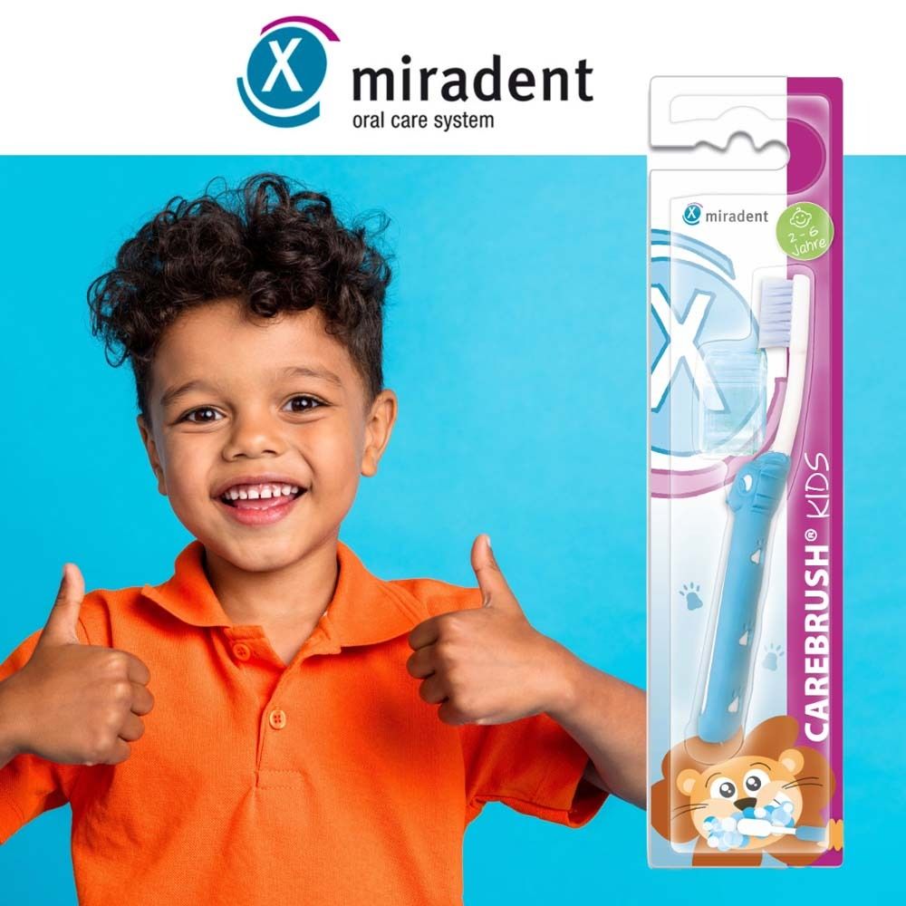 Enfant en chemise orange lève le pouce. À droite : brosse à dents dans son emballage. Inscription : CAREBRUSH KIDS, logo Miradent.