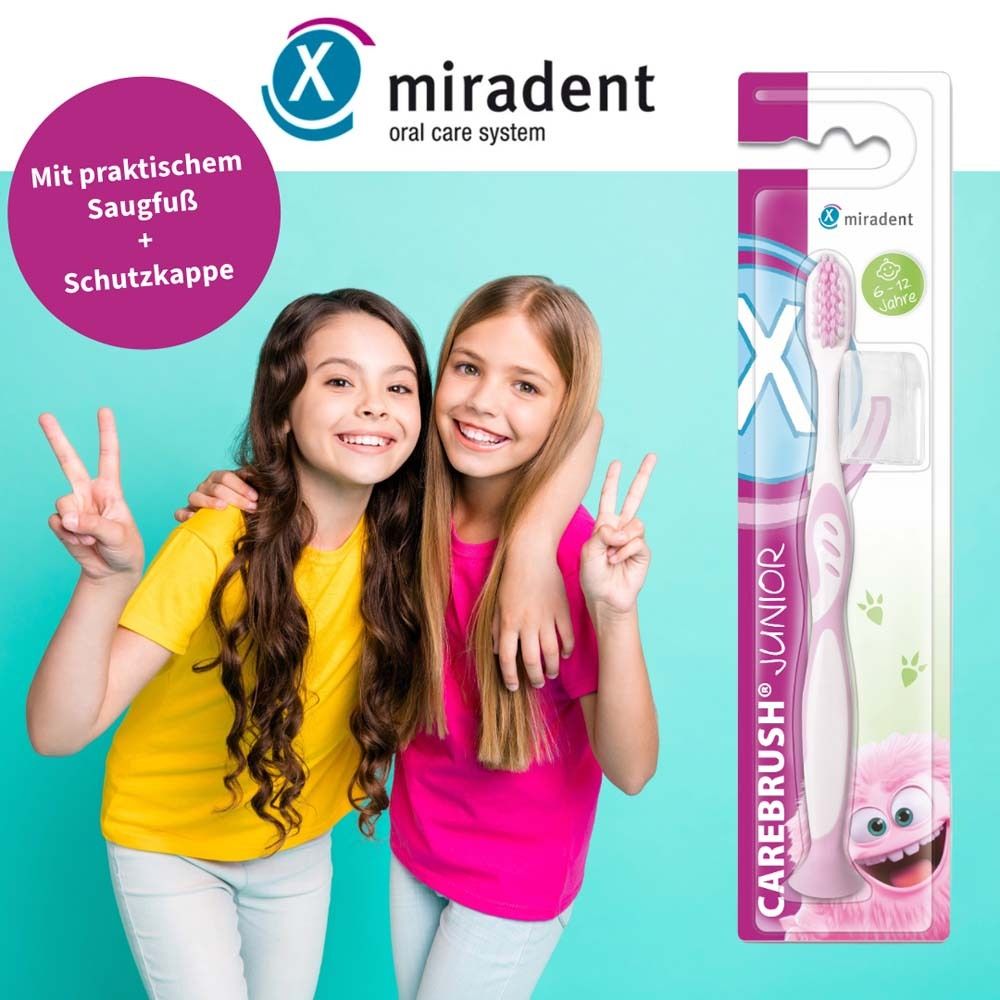 Deux filles avec brosse à dents Carebrush Junior emballée. Logo Miradent. Texte: Avec ventouse pratique + capuchon de protection.