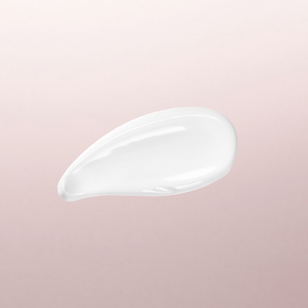 Application de crème sur fond neutre