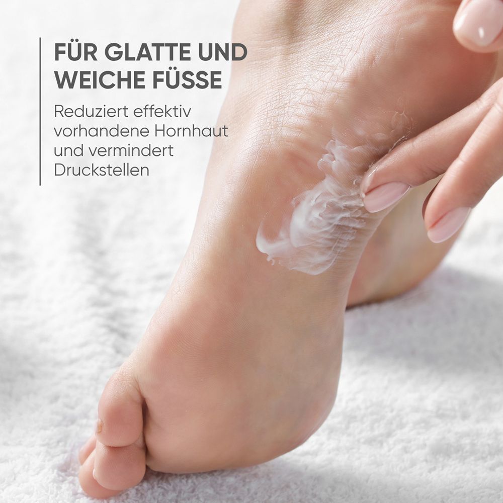 Application de crème pour pieds Louis Widmer sur peau sèche.
