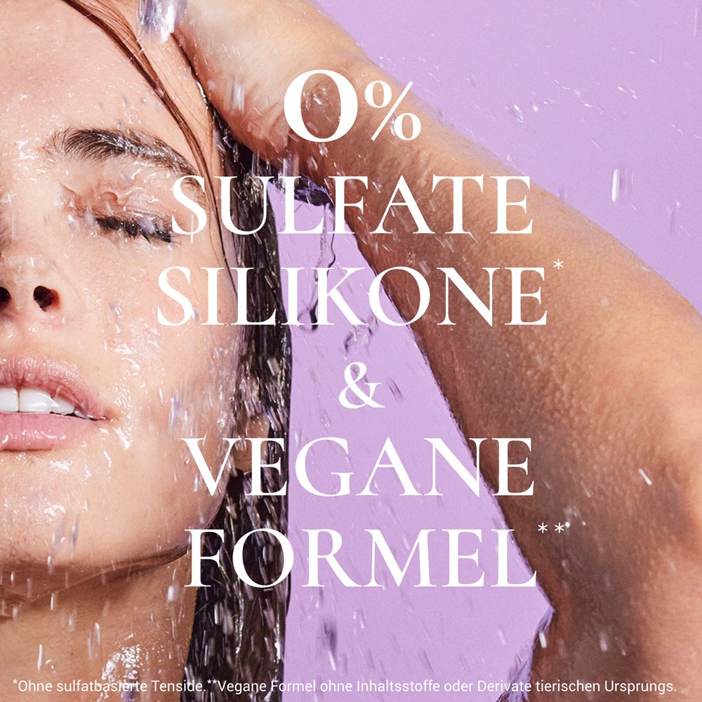 Texte : 0% sulfates, silicones et formule végétalienne. Femme aux cheveux mouillés.
