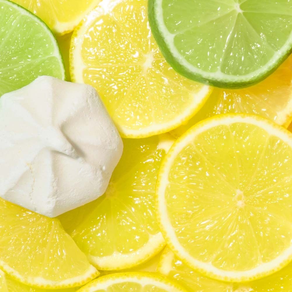 Tranches de citron, tranches de citron vert et meringue. Gros plan.