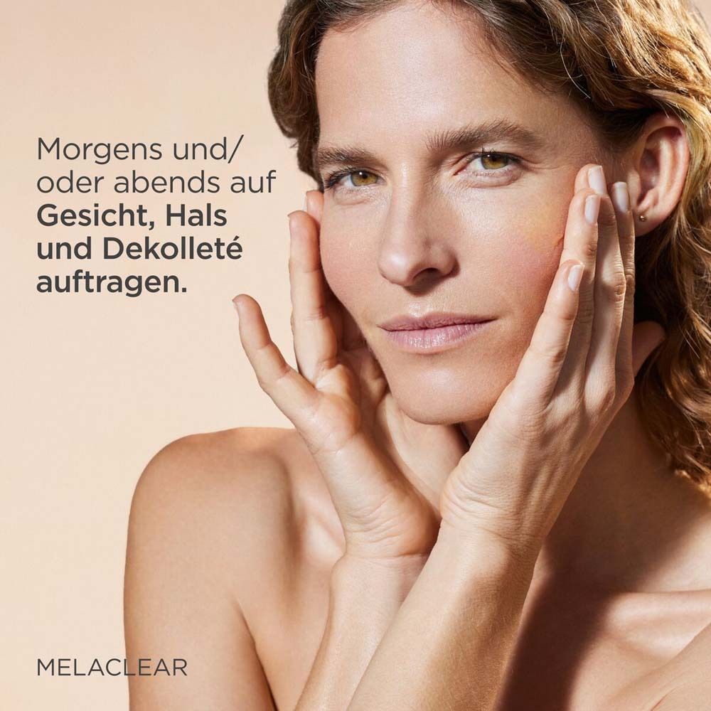 Femme se touchant le visage. Texte : Appliquer matin et/ou soir sur le visage, le cou et le décolleté.