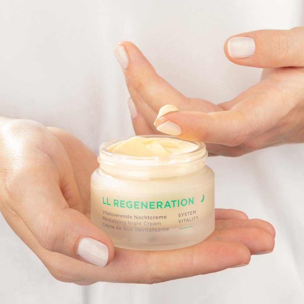 Pot de crème ouvert. Crème claire prélevée du pot. Nom du produit et texte.