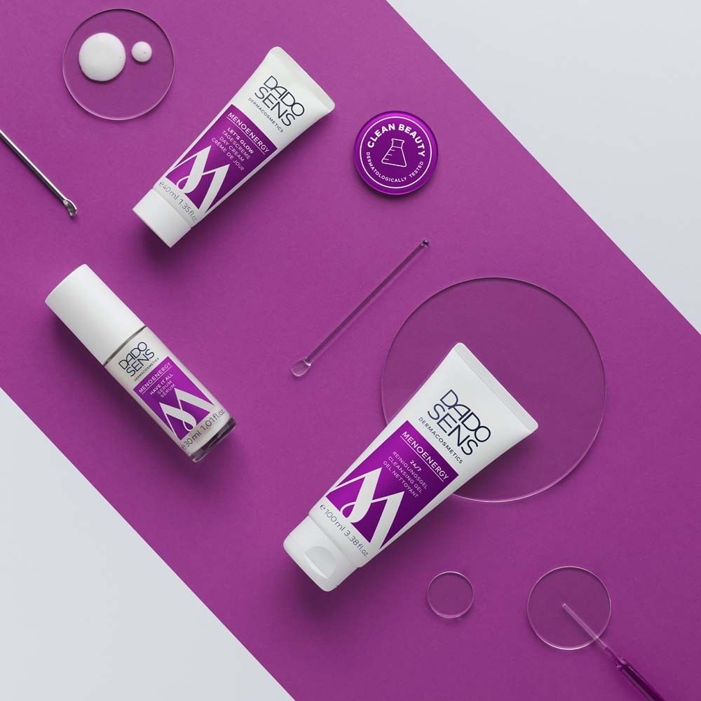Produits Dado Sens Menoenergy sur fond violet. Flacons, tubes, pots. Logo vegan.