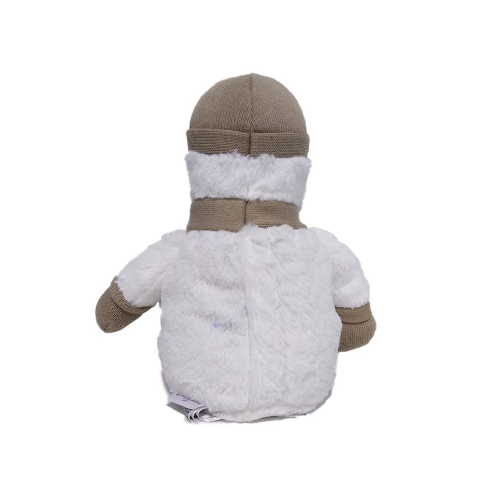 Vue arrière du bonhomme de neige blanc avec bonnet et écharpe bruns. Bras et mains bruns.