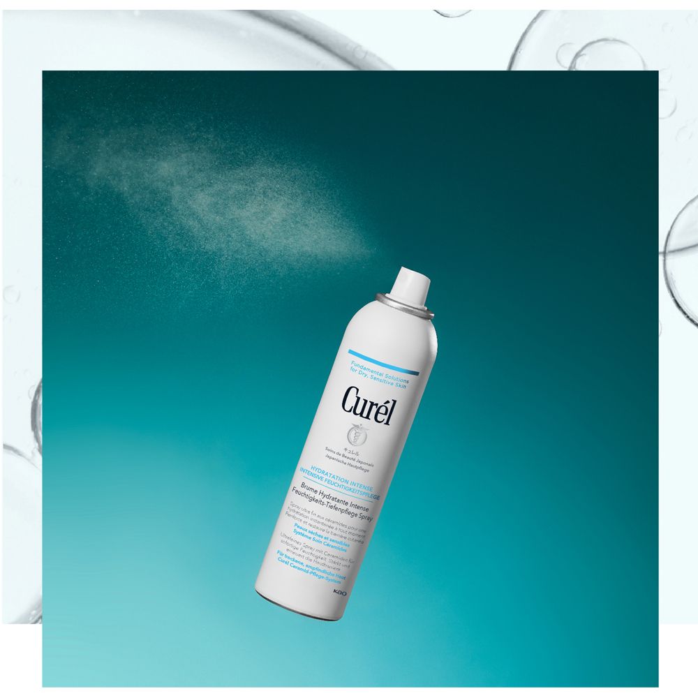Spray blanc avec bouchon bleu clair qui pulvérise. Inscription : Curél, spray hydratant. Fond bleu. Pour peaux sèches et sensibles.