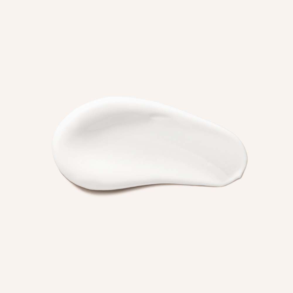 Tache blanche. En forme de goutte. Sur fond clair.