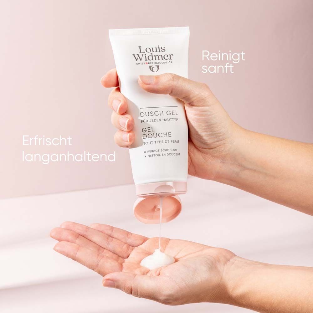 Mains tenant un tube de gel douche. Le gel coule dans la paume. Texte: Rafraîchit durablement, Nettoie en douceur.