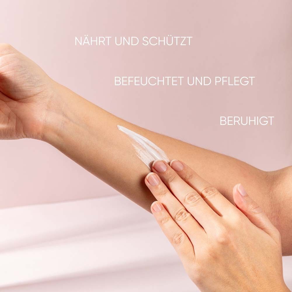 Bras avec crème appliquée. Texte: Nourrit et protège, hydrate et soigne, apaise.