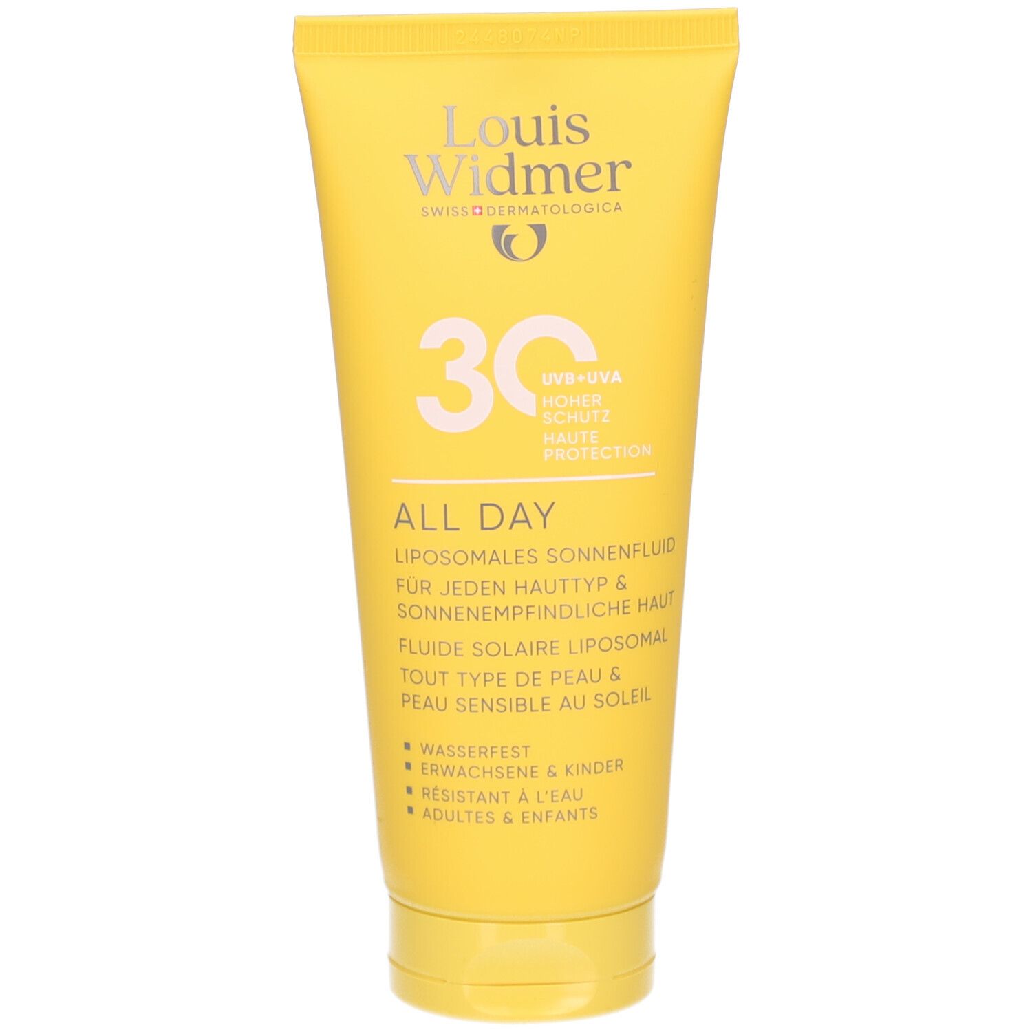 Tube jaune avec impression du produit. Texte: Louis Widmer, 30, All Day, fluide solaire liposomial. Résistant à l'eau, adultes & enfants.