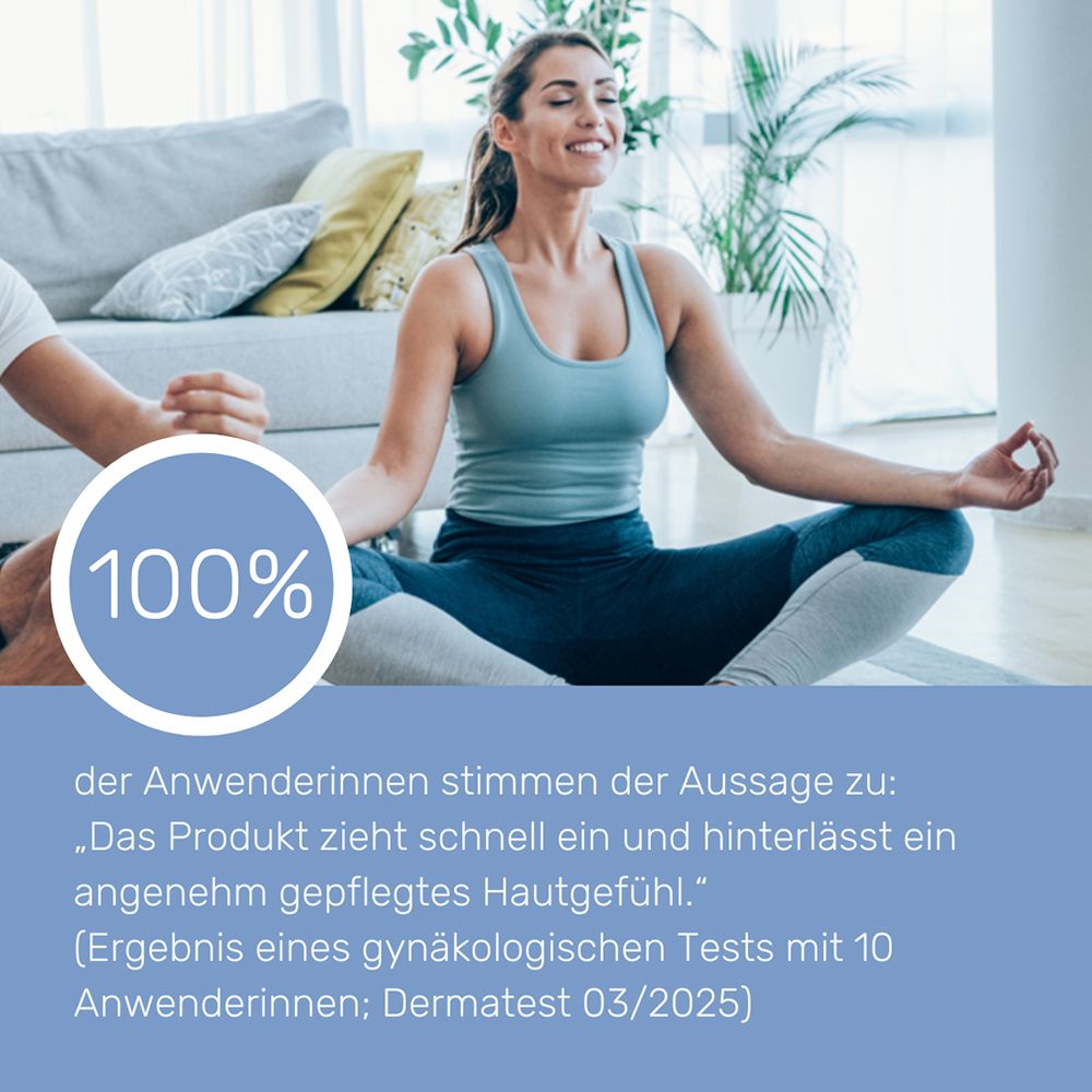 Femme en position de méditation, yeux fermés, détendue.