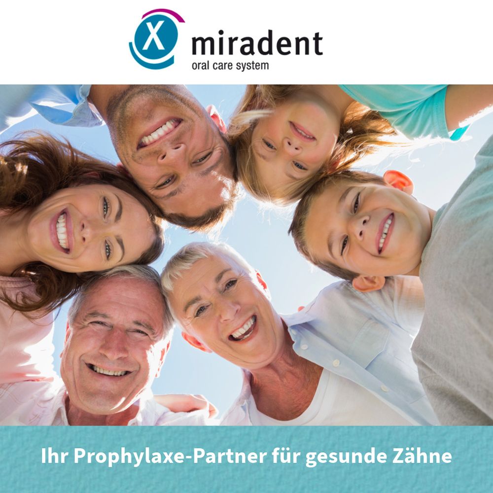 Famille souriant à la caméra. Texte: Votre partenaire prophylactique pour des dents saines.