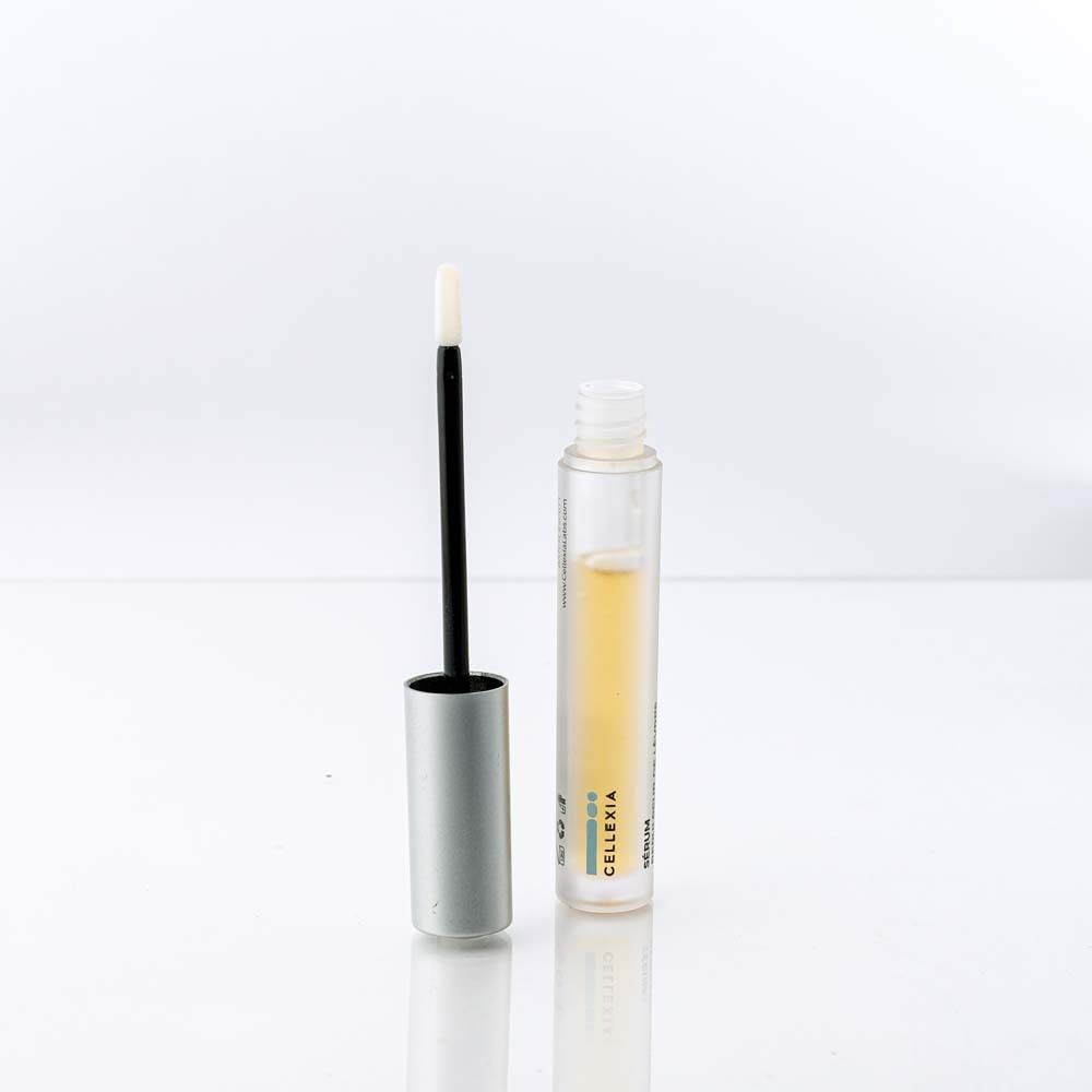 Flacon transparent avec applicateur. Contient un liquide jaunâtre. Inscription : Cellexia, Sérum Repulpeur de Lèvres.