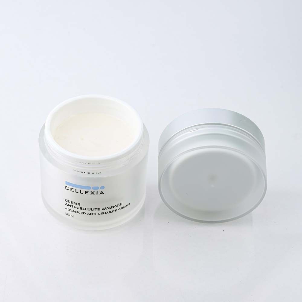 Pot de crème ouvert. Inscription: Cellexia, Crème Anti-Cellulite Avancée, Advanced Anti-Cellulite Cream, 50ml.