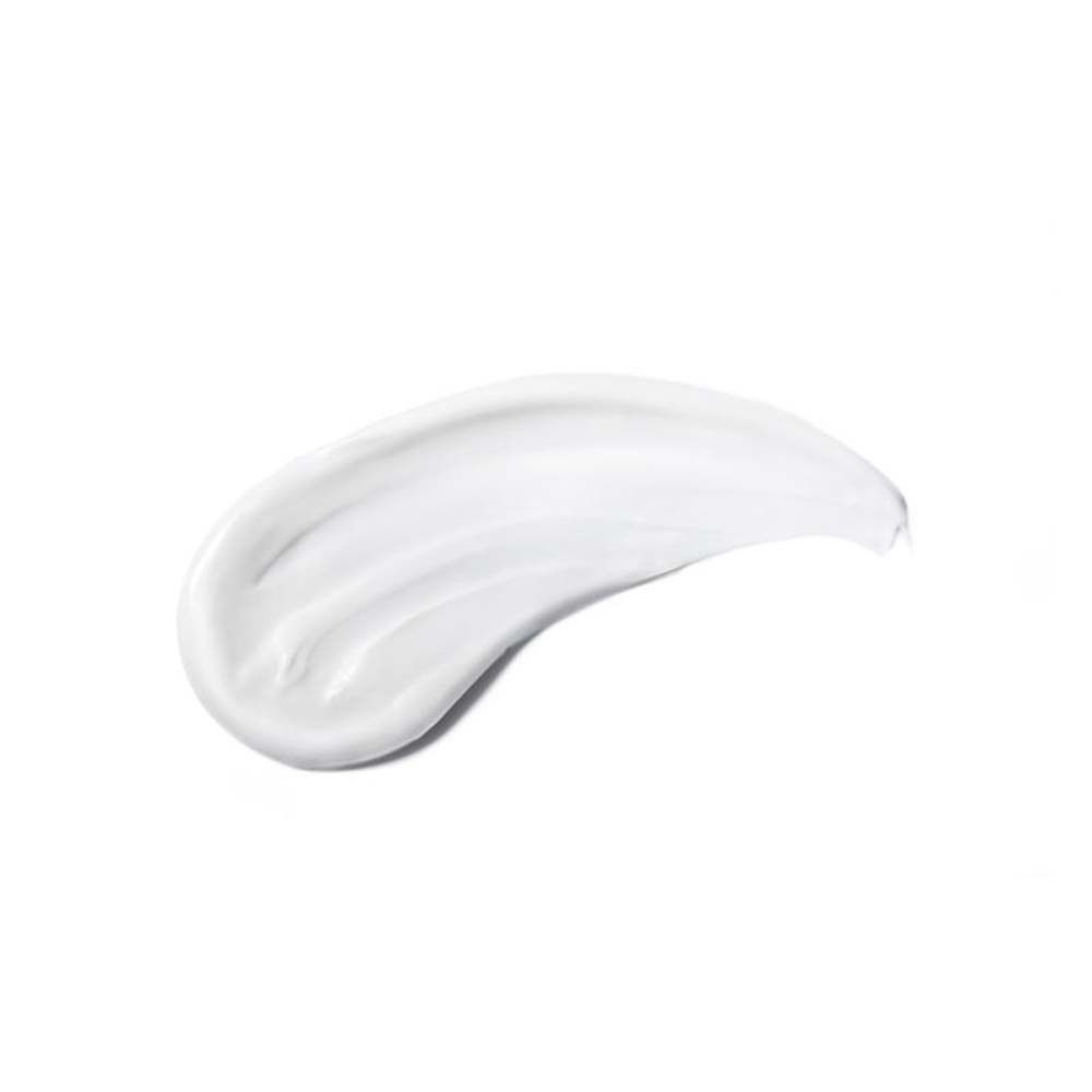 Éclaboussure de crème solaire blanche sur fond blanc.