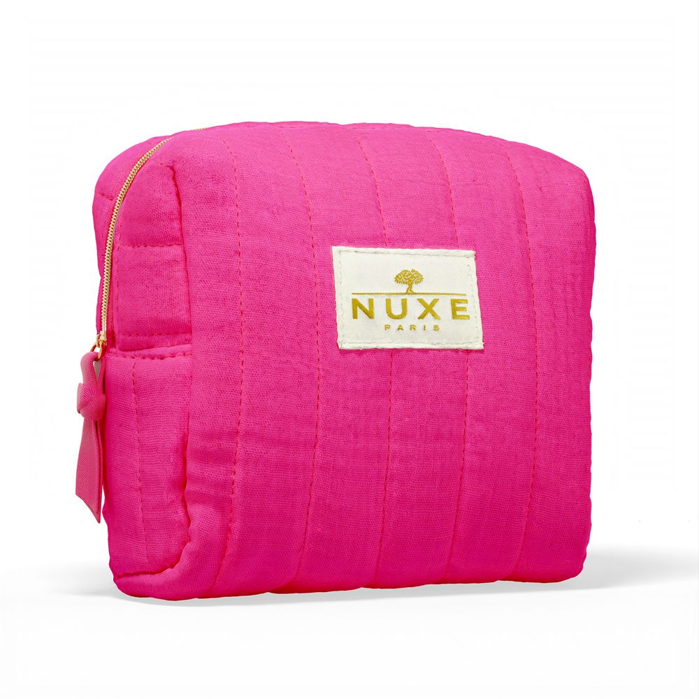 Trousse de toilette rose avec fermeture éclair dorée et logo "NUXE PARIS".