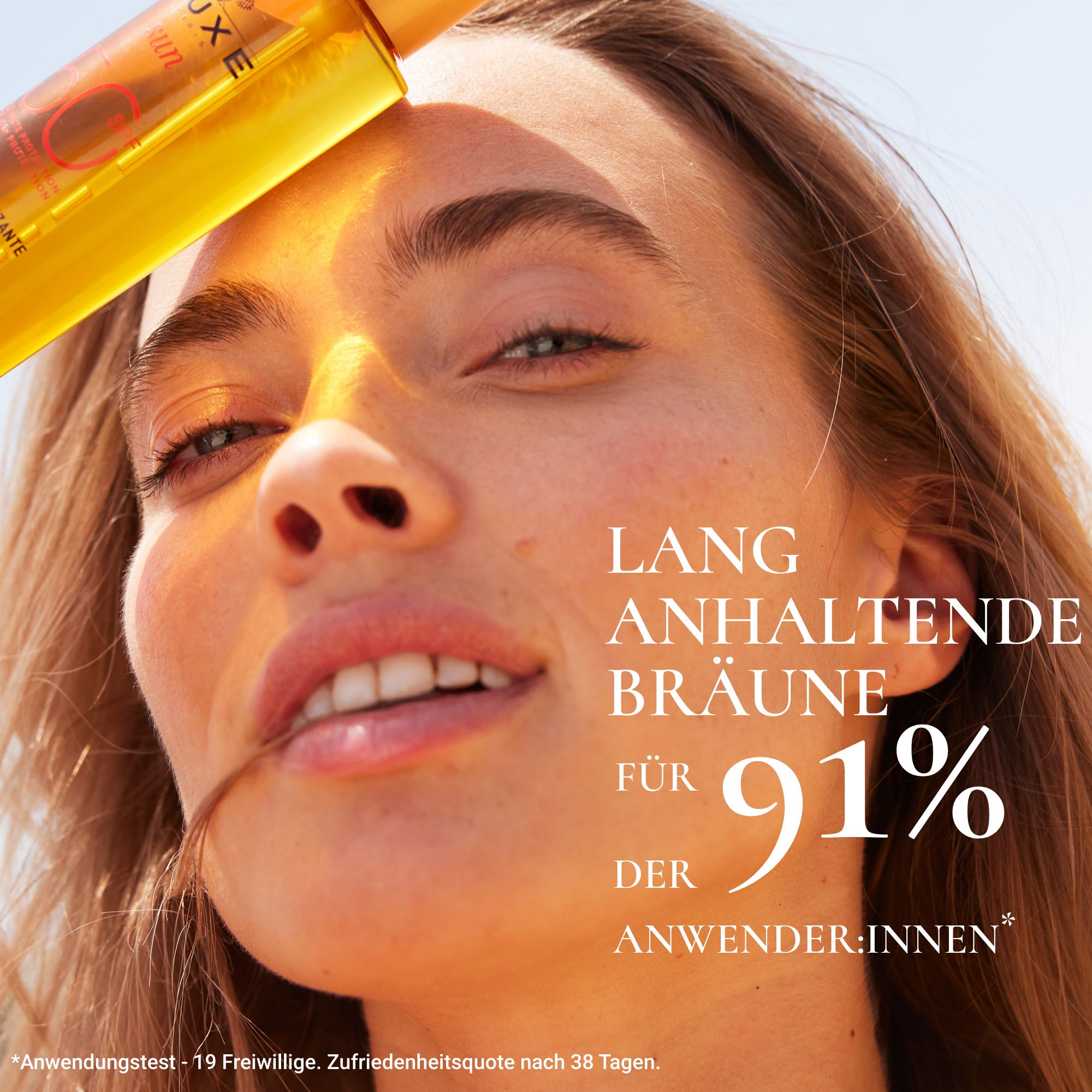 Gros plan sur une femme avec de l'huile solaire. Texte : BRONZAGE DURABLE POUR 91% DES UTILISATEURS.
