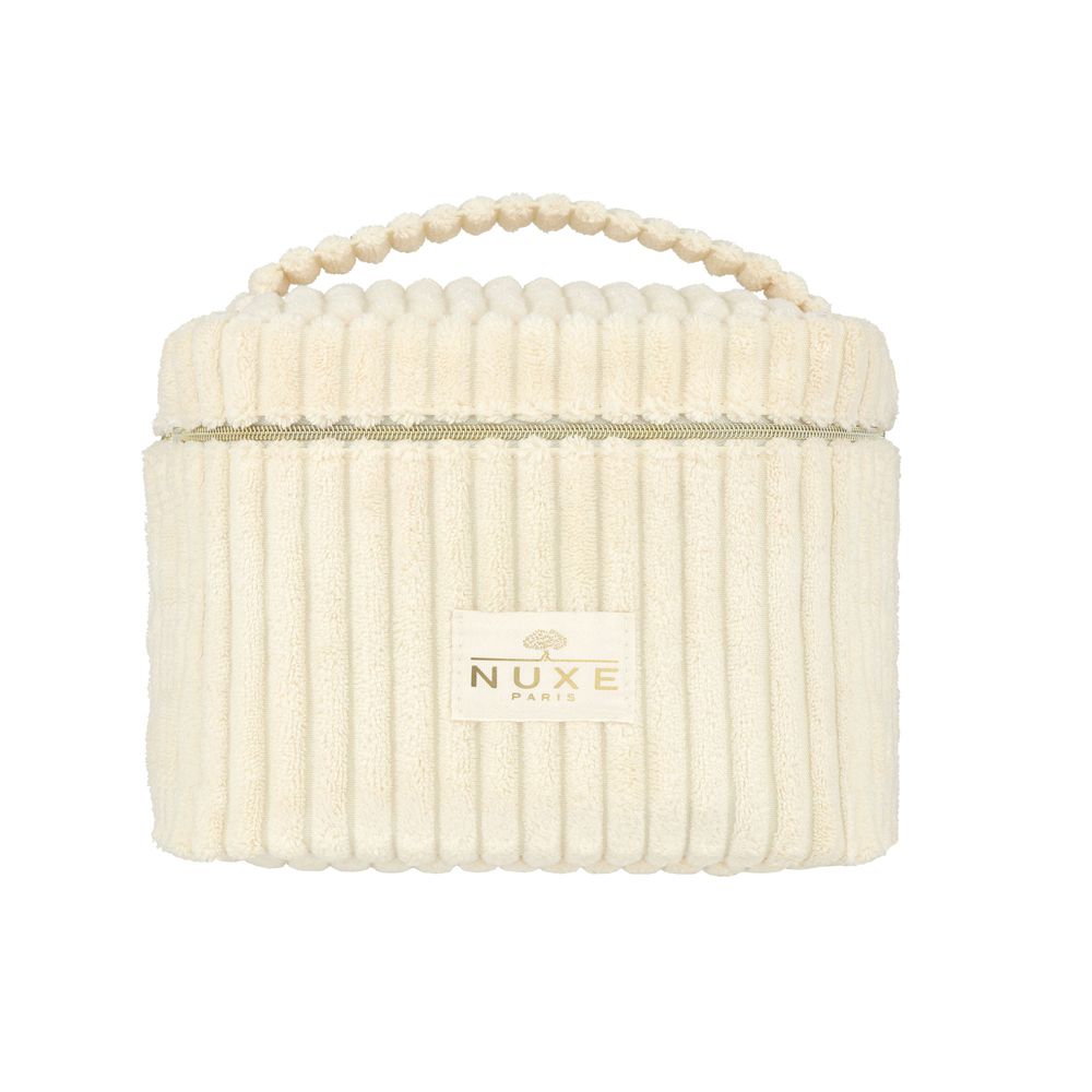 Trousse de toilette crème, surface côtelée, poignée. Logo NUXE Paris. Fermeture éclair.