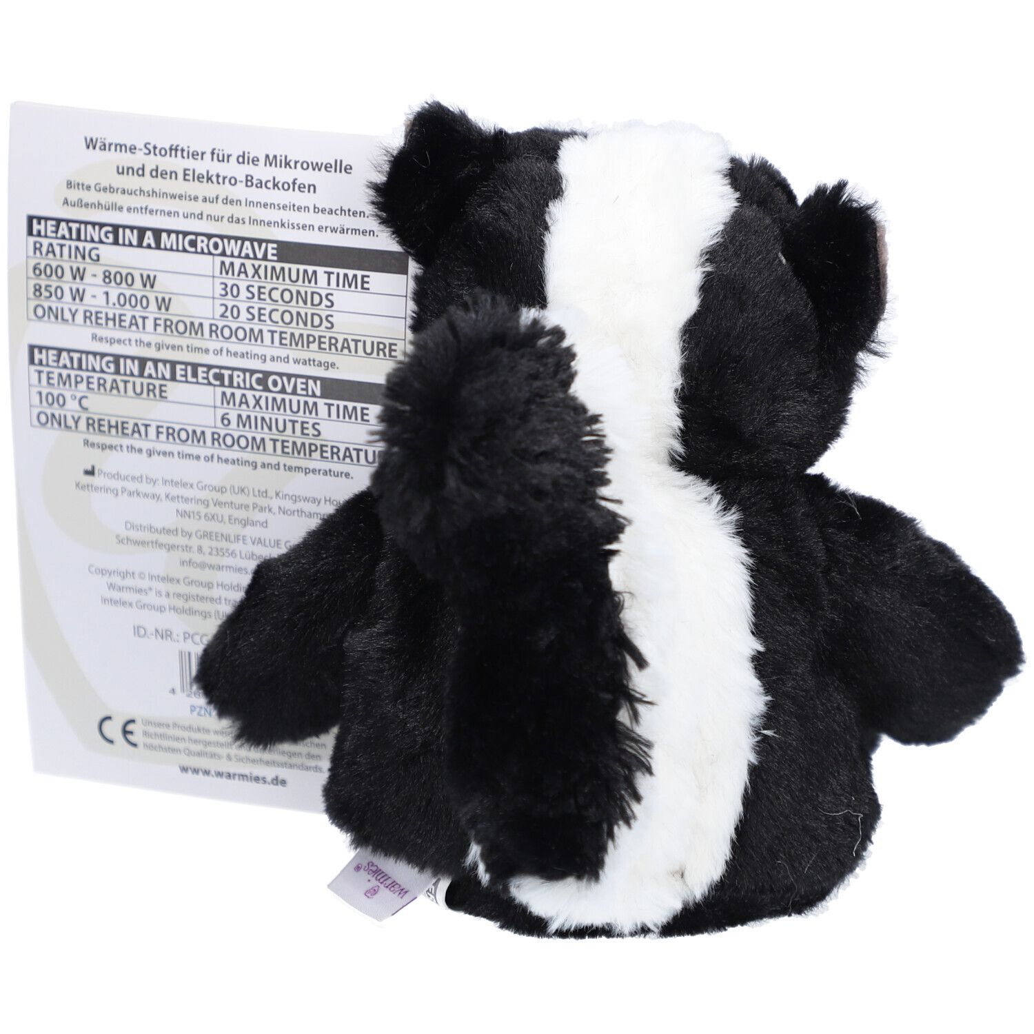 Vue arrière d'une peluche de mouffette noire et blanche avec une étiquette contenant des informations sur le chauffage au micro-ondes et au four.