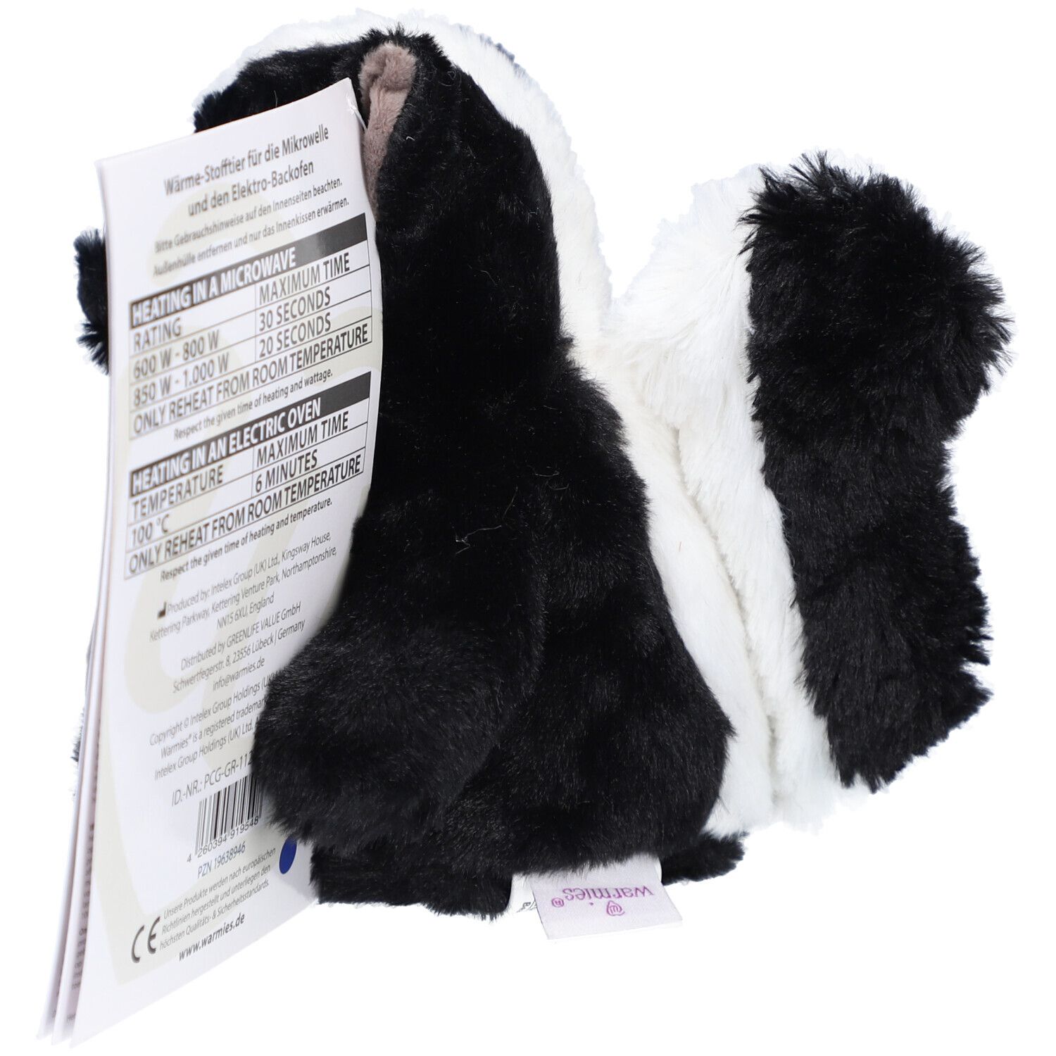 Vue arrière d'une peluche de mouffette noire et blanche avec une étiquette contenant des informations sur le chauffage au micro-ondes et au four.