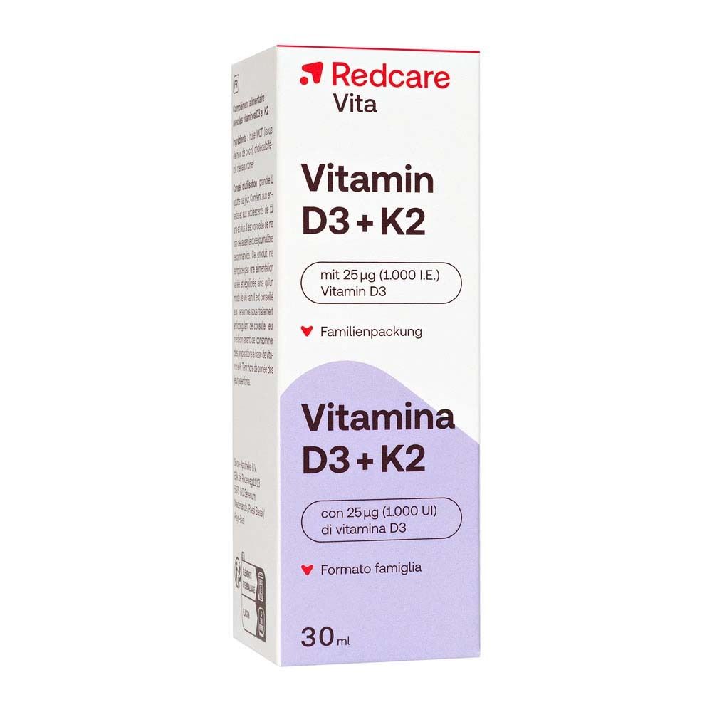 Emballage blanc avec inscription: Redcare Vita Vitamin D3 + K2. 30ml. Gouttes avec 25µg de vitamine D3.