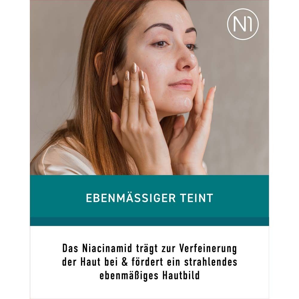 Femme appliquant de la crème. Texte : Teint uniforme. Le niacinamide affine la peau et favorise un teint uniforme.