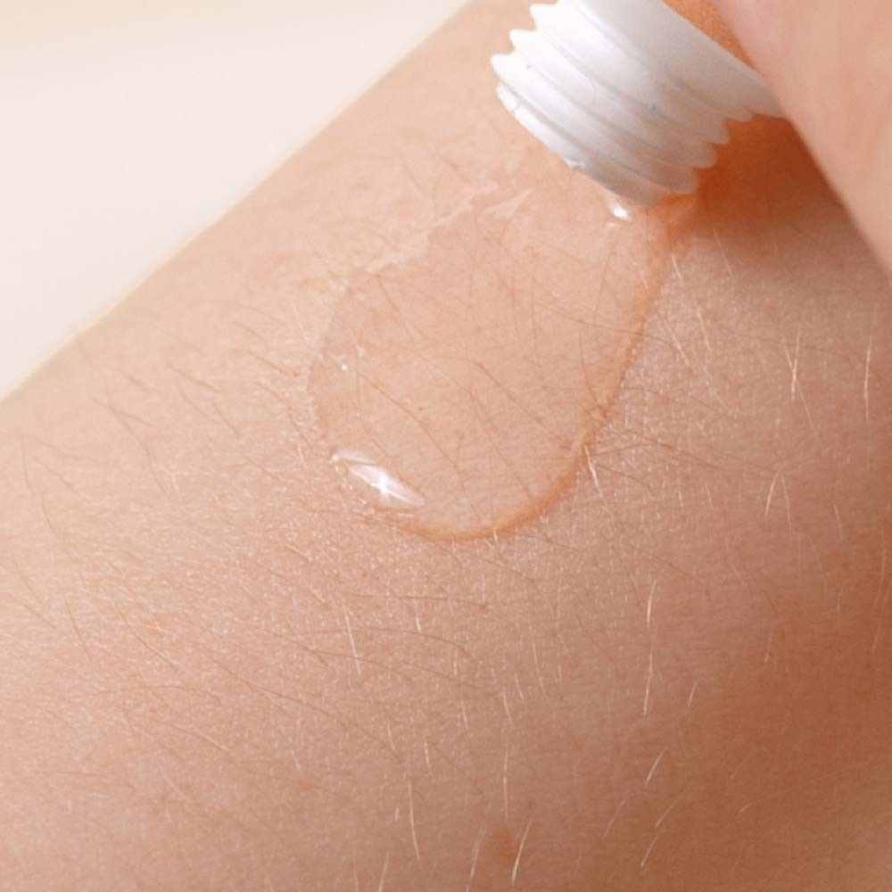 Peau avec gel transparent. Gel appliqué à partir d'un tube.