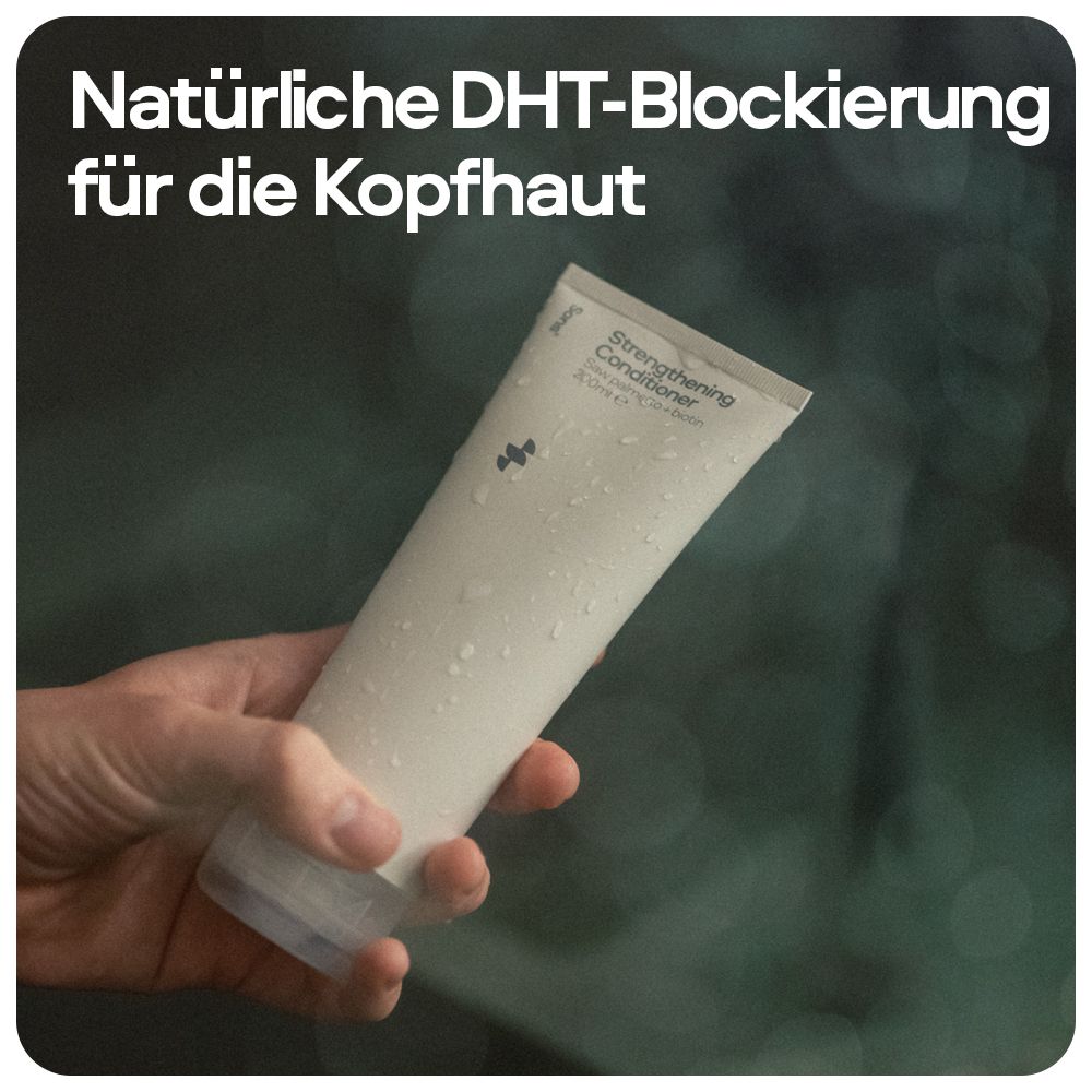 Main tenant un tube de revitalisant. Texte: Blocage naturel de la DHT pour le cuir chevelu.
