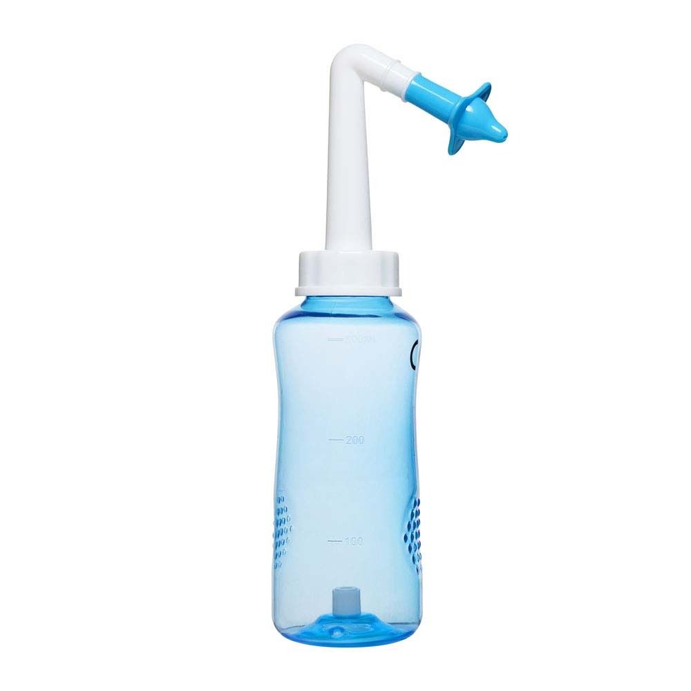 Douche nasale bleue avec embout blanc et tête de pulvérisation bleue. Bouteille transparente avec échelle de mesure. Embout avec tête de pulvérisation bleue.