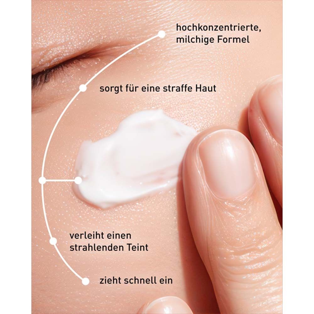 Crème appliquée sur la peau. Texte: formule laiteuse hautement concentrée, raffermit la peau, donne un teint éclatant, pénètre rapidement.